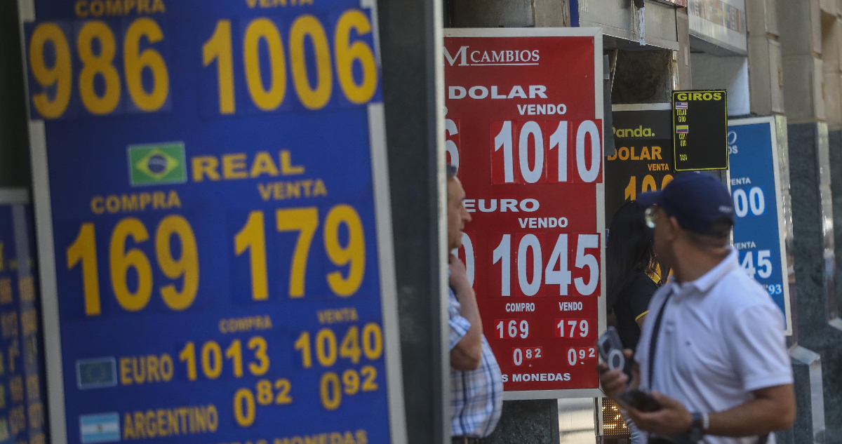 El dólar sigue en las nubes: abre por sobre los $1.000 y proyectan cuánto más podría escalar