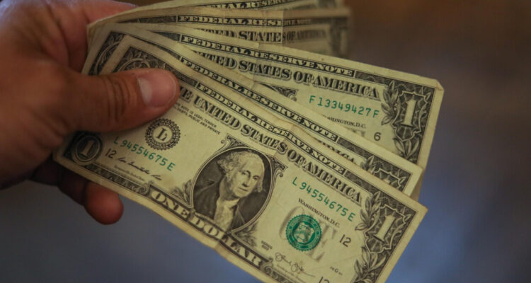 El dólar avanza a la baja mientras los mercados esperan la decisión de tasas de la Fed