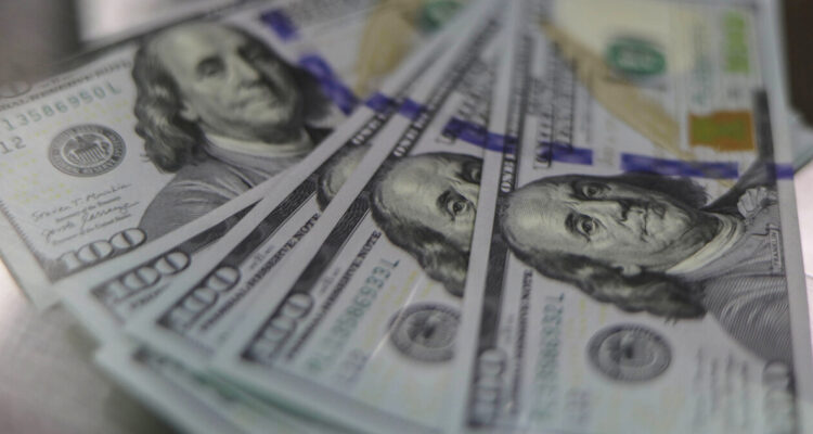 Dólar anota nuevos retrocesos mientras surgen nuevas declaraciones económicas de Donald Trump