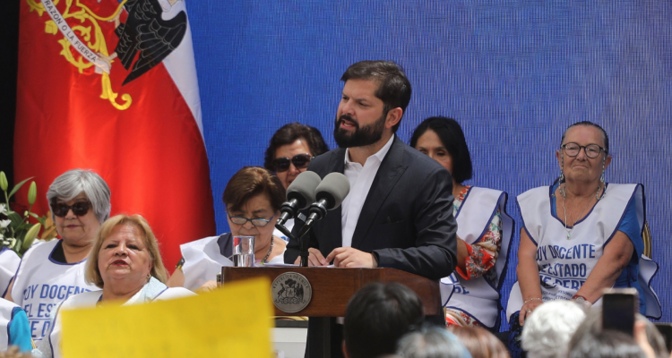 Presidente Boric promulga ley que soluciona deuda histórica docente: “Un pequeño acto de justicia”