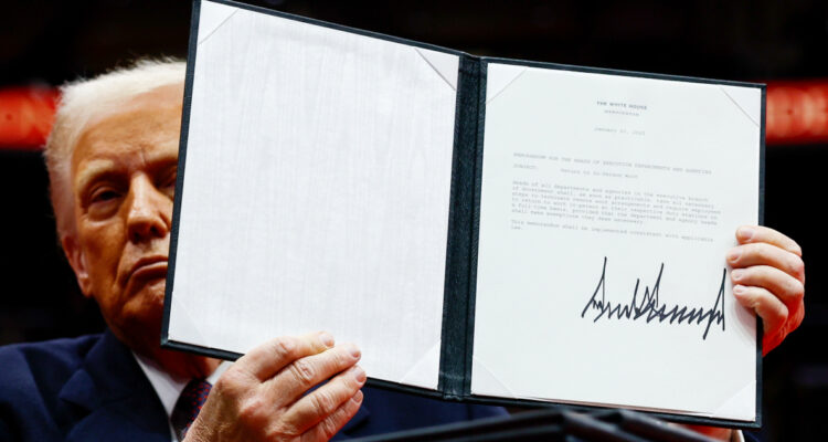 Presidente Trump firma orden ejecutiva para retirar a EE.UU. del Acuerdo de París