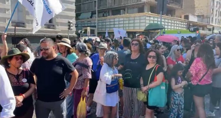 Profesores de Santiago exigen reunión con Desbordes para que “se respeten beneficios económicos”