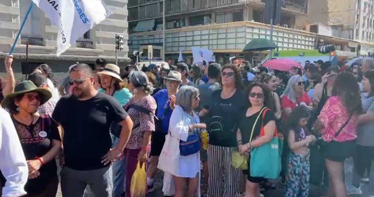 Profesores de Santiago exigen reunión con Desbordes para que “se respeten beneficios económicos”