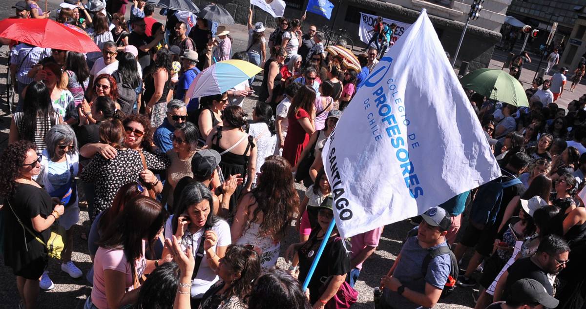 Profesores de Santiago advierten paro por bonos impagos: municipio reconoce falta de recursos