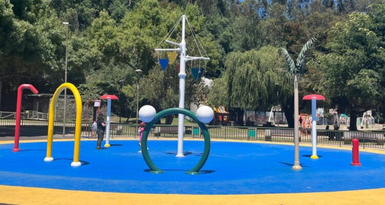 Juegos de agua en parque ecuador de Concepción