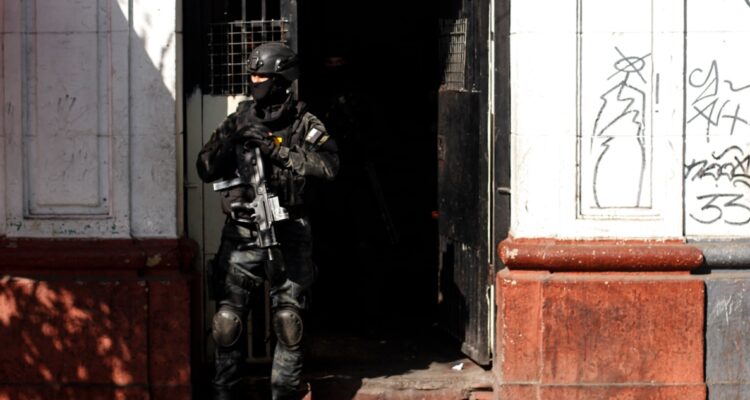 Recuperan casas usadas para vender droga en Los Ríos