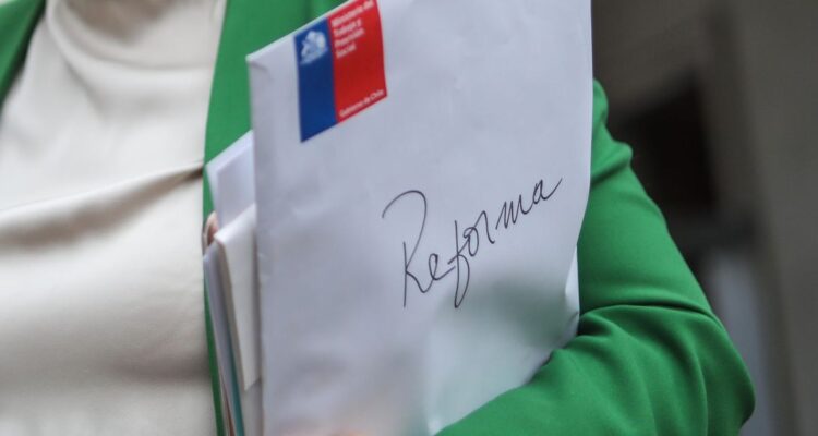 Oficialismo reconoce dificultad para llegar a “acuerdo total” con oposición en reforma de pensiones