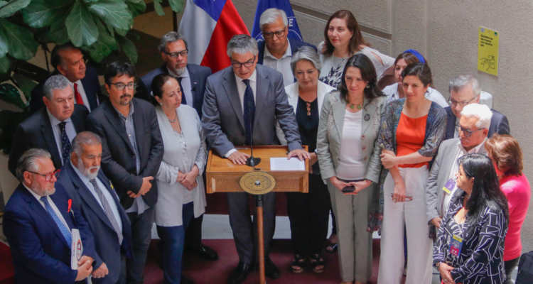 Senador Gastón Saavedra llama a votar a favor de la reforma de pensiones