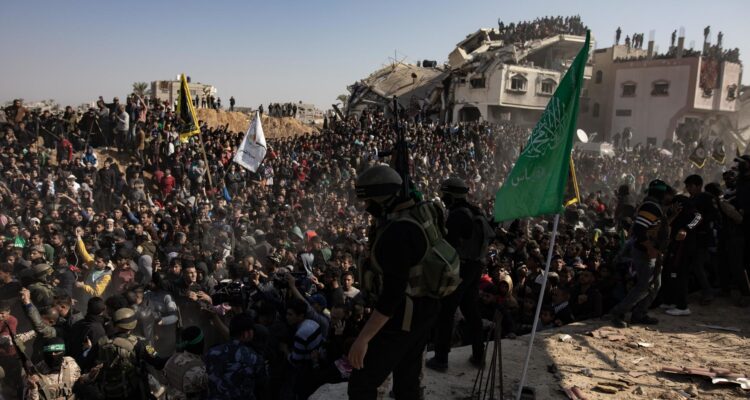 Civiles y militantes palestinos se reúnen para la liberación de rehenes en Jan Yunis, Gaza