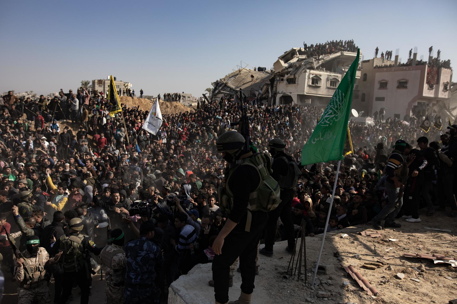 Civiles y militantes palestinos se reúnen para la liberación de rehenes en Jan Yunis, Gaza