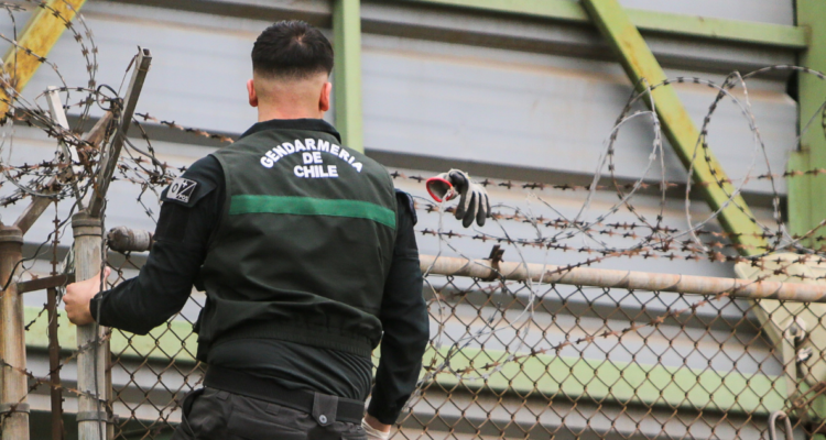 Reportan homicidio en cárcel de Curicó: enfrentamiento entre reos termina con un fallecido