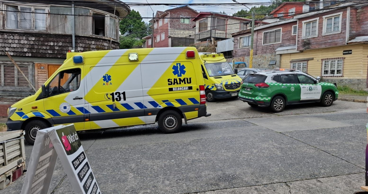 Ambulancias y patrulla en una calle tras riñas con armas blancas en Puerto Montt