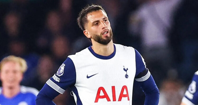 Rodrigo Bentancur jugando para el Tottenham en Premier League