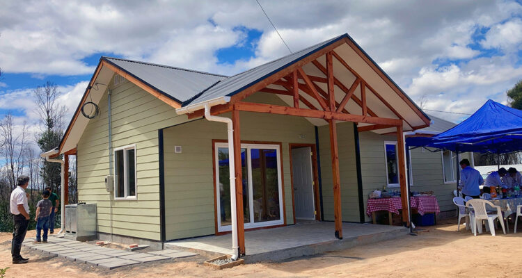 Adulto mayor recibe nuevo hogar a dos años de perderlo todo en incendio forestal de Santa Juana