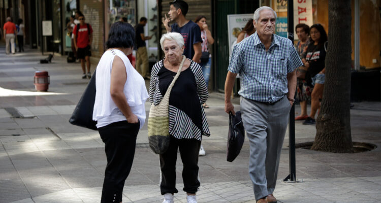 Senadora gatica propone PGU exclusiva para mujeres