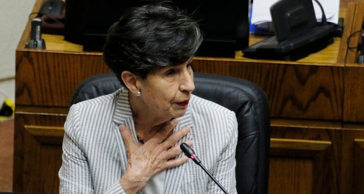 Senadora Allende asiste voluntariamente a comisión de Ética tras polémica por casa de expresidente