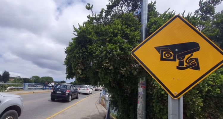 Señaléticas en puentes de Valdivia tras ataques a remeros