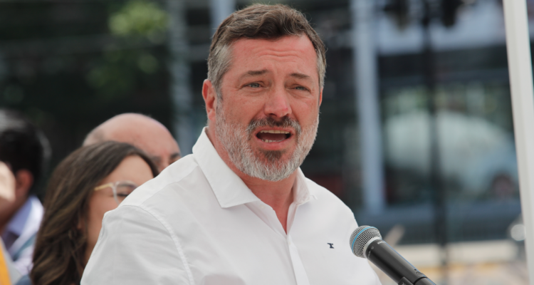 Sichel pide postergar traspaso de los colegios municipales de Ñuñoa a los SLEP con apoyo del Concejo