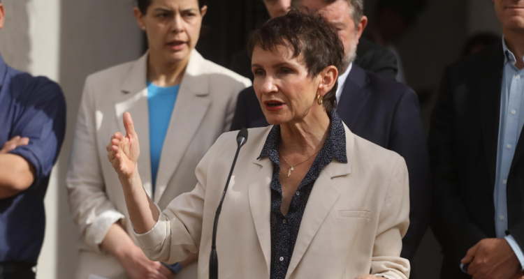 Tohá enfatiza que si bien las disputan vecinales son comunes, no aceptará que “se resuelvan a balazos”