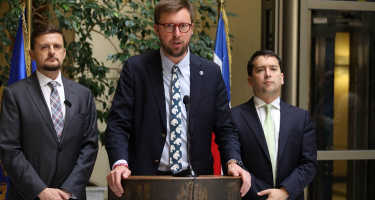 Republicanos critican a Presidente Boric y ministra Tohá por recorte de recursos en Carabineros y PDI