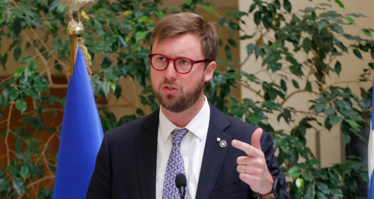 Sánchez acusa que Chile Vamos “se está poniendo de rodillas” frente a Boric por reforma de pensiones