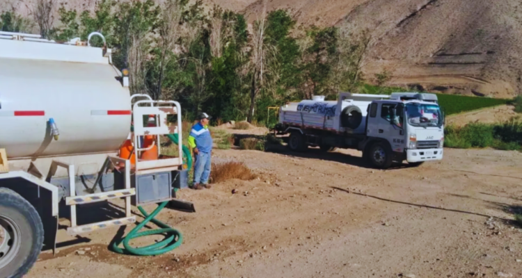 Tras una semana sin agua potable: camiones aljibe recorrerán cinco veces al día la comuna de Paihuano