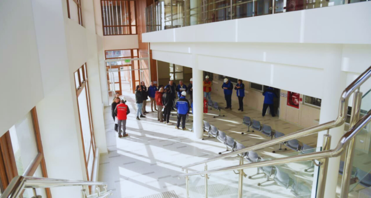 Cesfam de Paillaco presenta fallas en baños y pisos a tres meses de iniciado su funcionamiento