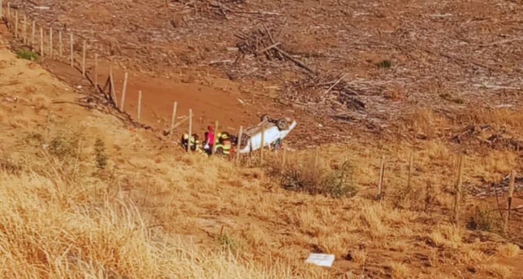 Una persona muere tras volcar en Ruta del Itata: camioneta habría chocado con barrera de contención