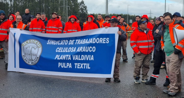 Trabajadores de Celulosa Arauco, Planta Valdivia, durante huelga legal.