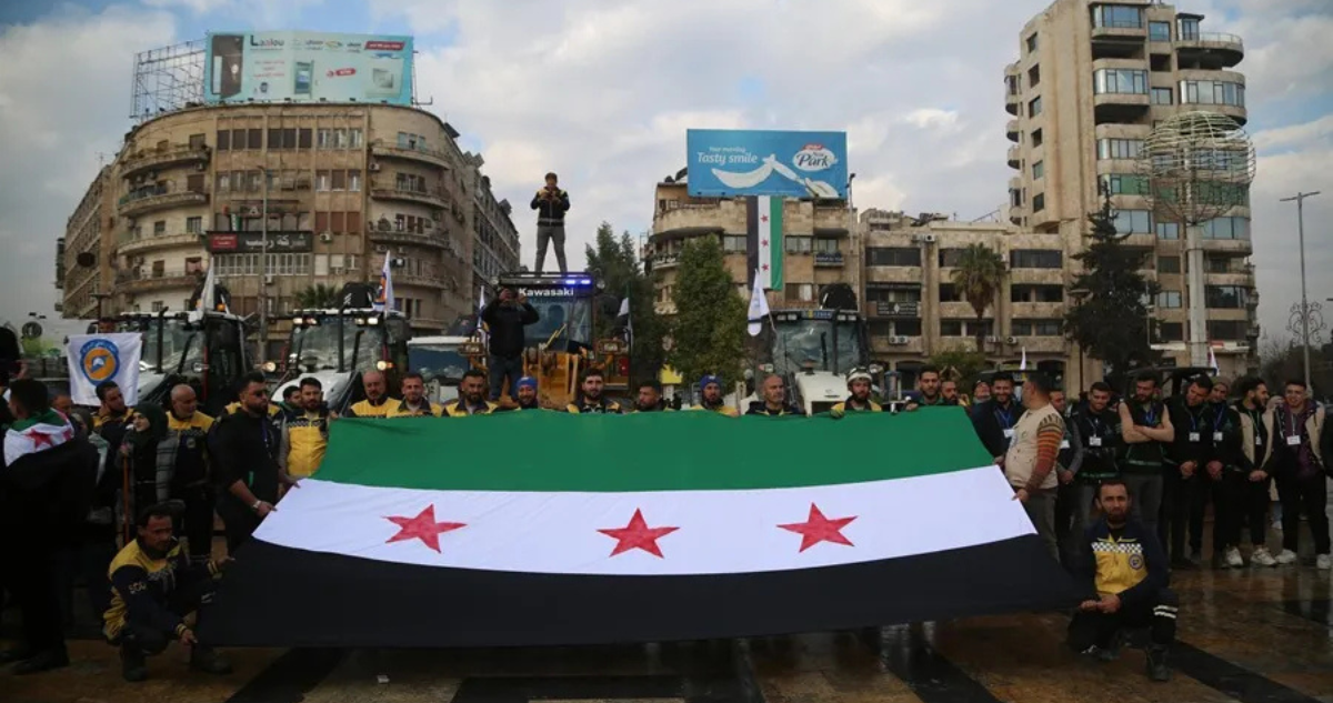 Una bandera de la oposición siria en el anuncio del inicio de la campaña de reparación en Alepo