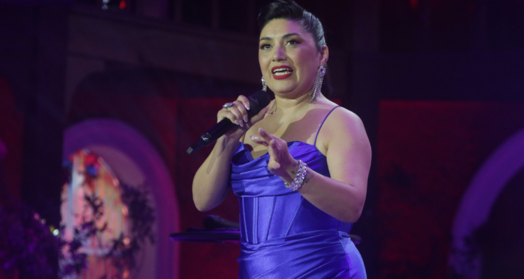 Sobró música, faltó humor: La fracasada rutina de Yolanda Carmín en el Festival del Huaso de Olmué