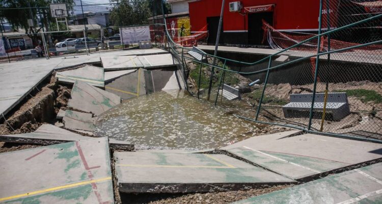 Ofician al MOP por gran socavón en cancha de Conchalí: vecinos advirtieron grietas hace un año