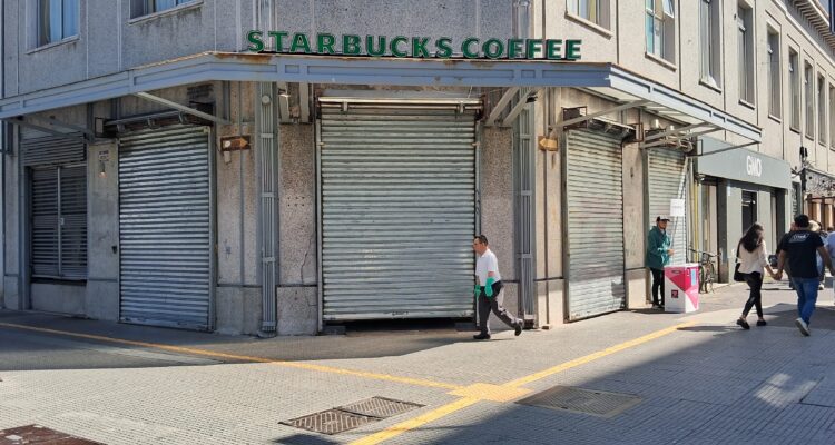 En la imagen, la tienda Starbucks ubicada en Barros Arana, Concepción.