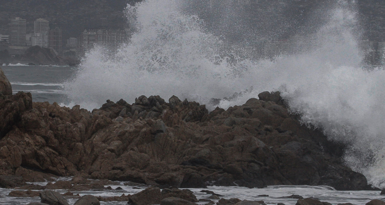 A una semana de marejadas anormales: vecinos de Laguna Verde en Valparaíso se mantendrían aislados