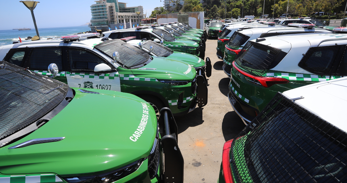 Entrega de autos de carabineros