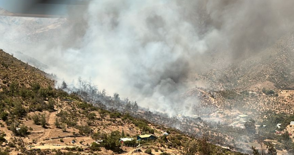 Alerta Roja en San Esteban: al menos 4 casas destruidas y una persona fallecida deja incendio forestal