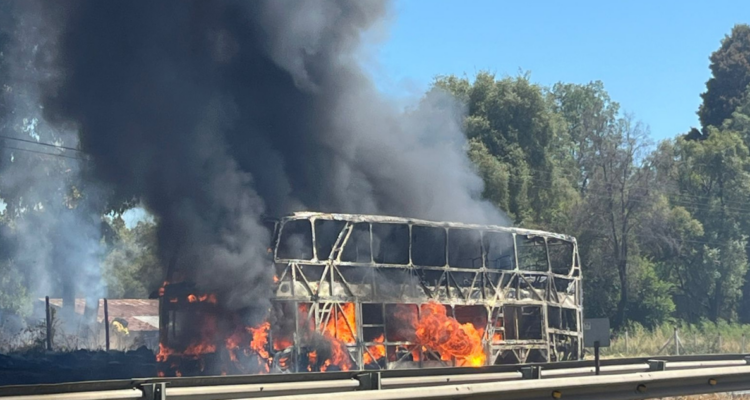 BUs incendia ruta 5 sur los ángeles