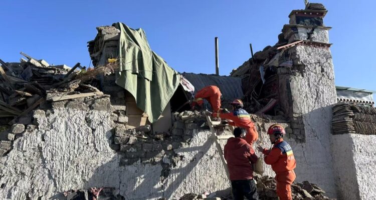 Aumentan a 95 los muertos por terremoto en el Tíbet