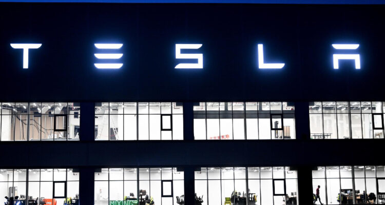 Caen las acciones de Tesla luego de informar caída de 1% en las ventas de vehículos eléctricos en 2024