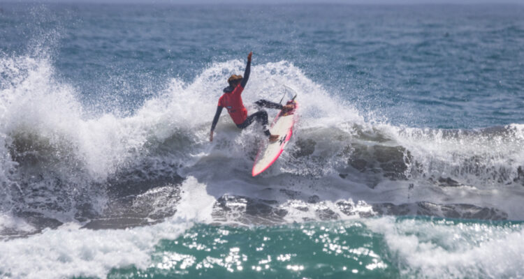 Thule Feel and Ride reúne a surfistas nacionales en Matanzas con olas de más de 2 metros