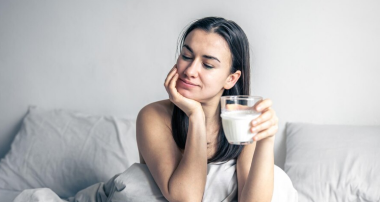 Tomar un vaso de leche tibia en la noche ayuda a combatir el insomnio, ¿mito o realidad?