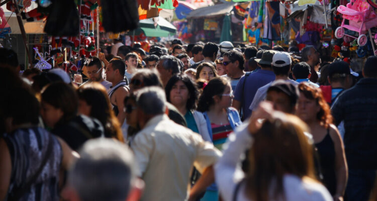 Mujeres en Chile dedican unas dos horas más que los hombres a trabajos no remunerados, señala el INE