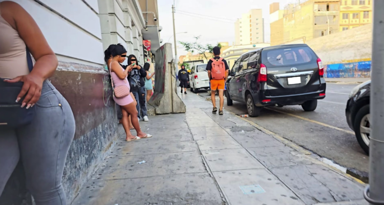 Mujeres explotadas sexualmente por el Tren de Aragua ofreciendo sus servicios en las calles de Lima, Perú.