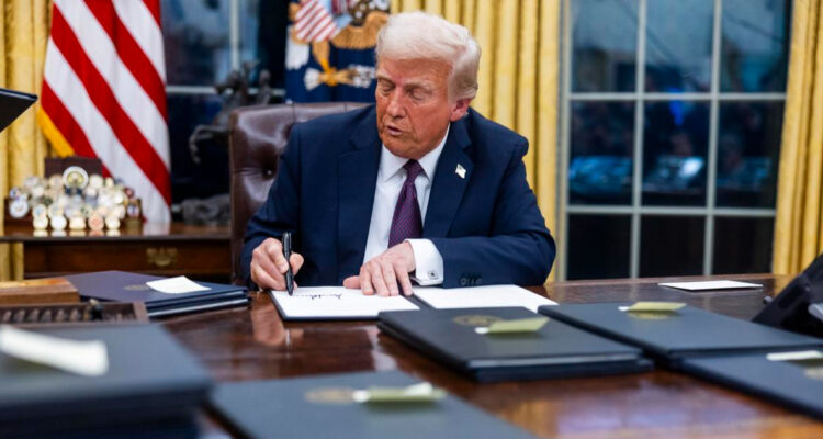 Donald Trump desmantela el legado de Joe Biden con una ola de decretos