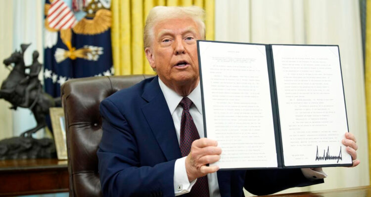 Trump prohíbe tratamientos y cirugías de transición de género a menores de 19 años