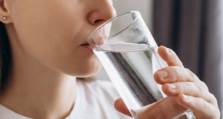 Desde una “prueba” a un aliado: por esto es importante el vaso con agua en una entrevista de trabajo