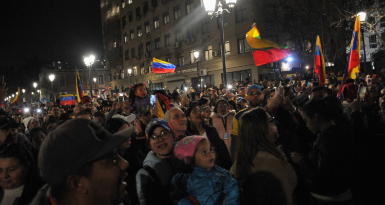 Venezolanos anuncian nueva protesta para este sábado en Santiago contra gobierno de Maduro
