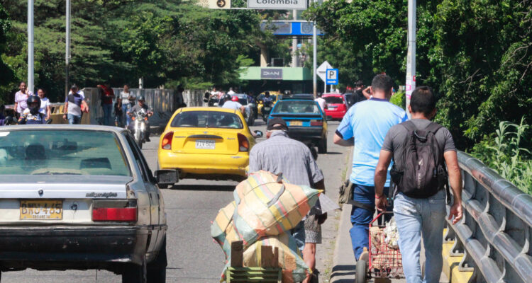 Venezuela cierra temporalmente su frontera con Colombia debido a una 