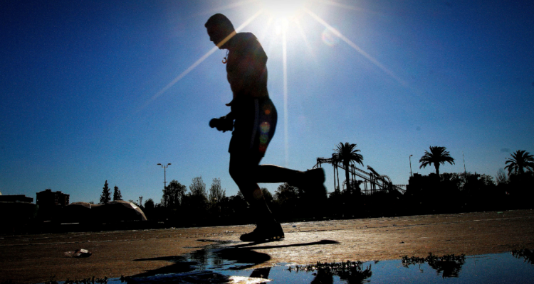 Proteger la piel y usar ropa adecuada: las precauciones para reducir riesgo al hacer deporte en verano