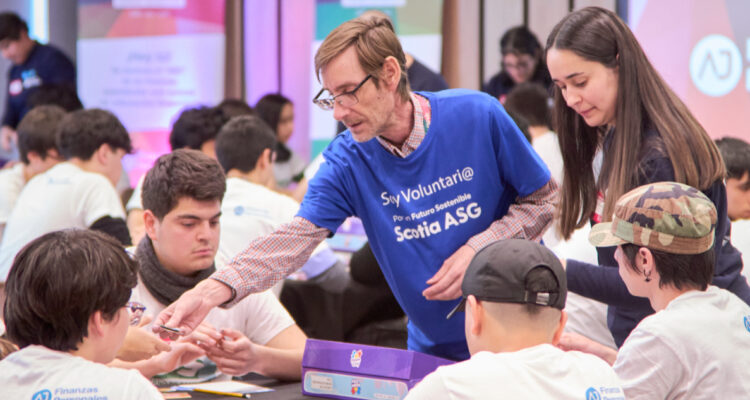 ¿Qué es el voluntariado corporativo? La práctica laboral que gana interés entre las compañías chilenas